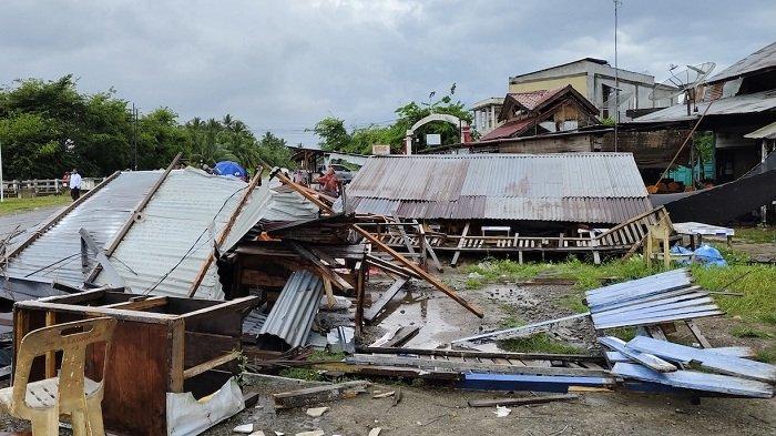 Rumah warga di kawasan Aceh Utara rusak parah setelah diterjang angin puting beliung pada Kamis (7/11/2025).