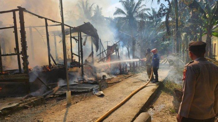 Rumah yang dihuni keluarga Harun musnah dilalap api, Rabu (5/3/2025). Dugaan awal kebakaran akibat arus pendek listrik.