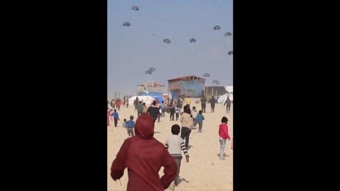 Warga Gaza menyambut bantuan yang dijatuhkan dari udara. Dalam himpitan kesusahan dan kelaparan, warga Gaza masih bisa bersorak gembira dan bersuka cita menyambut datangnya 'hidangan dari langit'. Bantuan lewat darat sulit dilakukan. Truk-truk bantuan kemanusiaan tertahan di perbatasan tak bisa masuk karena Israel tidak memperbolehkannya.