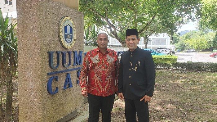 Safaruddin SH MH (kiri), Mahasiswa Program Doktor Universitas Syiah Kuala, Ketua Yayasan Advokasi Rakyat Aceh, berkunjung ke Negeri Kedah Malaysia untuk menghadiri viva (sidang mempertahankan disertasi) sahabat saya, Hasan Basri M Nur, yang kuliah pada School of Language, Civilization and Philosophy (SLCP) Universiti Utara Malaysia (UUM)
