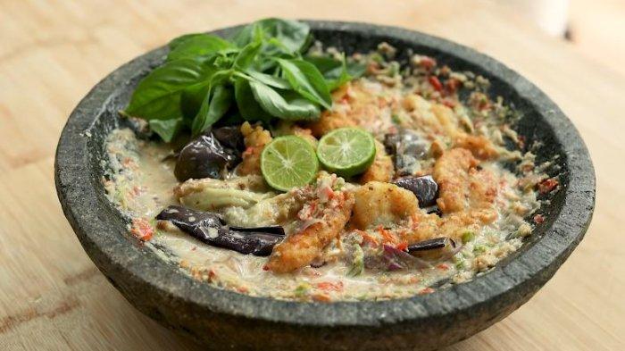 Sajian sambal pecak ikan dan terong ala Chef Devina Hermawan.