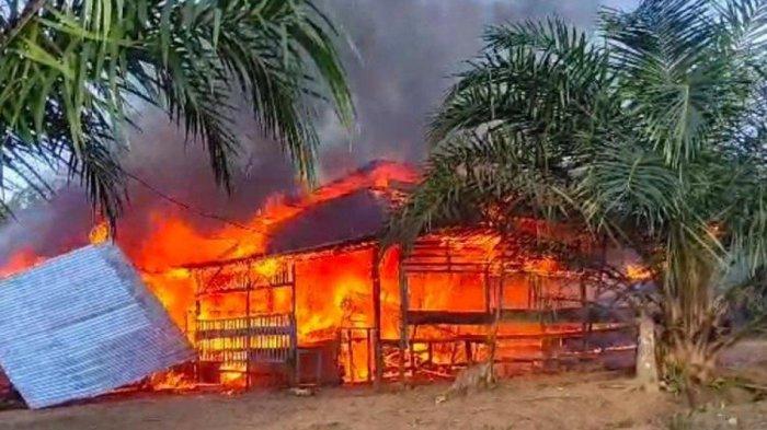 Salah satu warung remang-remang yang dibakar emak-emak di Kecamatan Rambah Hilir, Kabupaten Rokan Hulu, Riau, Rabu (26/7/2023).