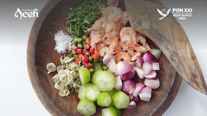 Bahan-bahan untuk membuat masakan khas Aceh, sambai asam udeung (sambal asam udang).
