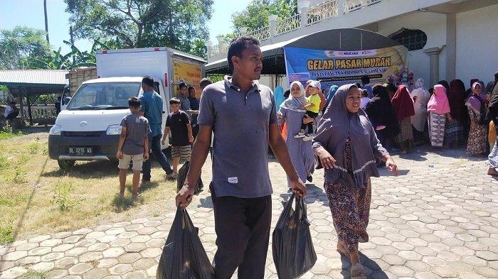 Warga antusias berbelanja di pasar murah di Kediri