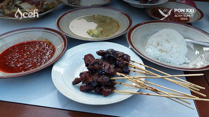 Seporsi sate matang yang terdiri dari sate daging, kuah soto, nasi dan bumbu kacang.