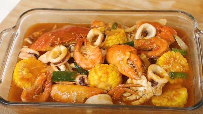 Sajian seafood saus Padang Ala Chef Devina Hermawan