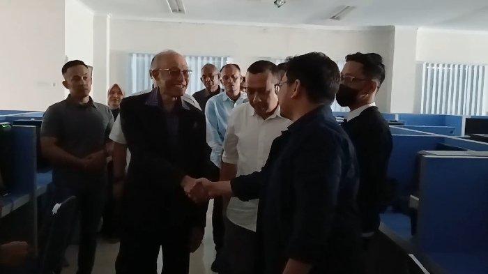 Wali Nanggroe Aceh, Tgk Malik Mahmud Al-Haythar bersama rombongan sempat merasakan listrik padam dalam kunjungan ke Kantor Harian Serambi Indonesia, Selasa (4/5/2024).