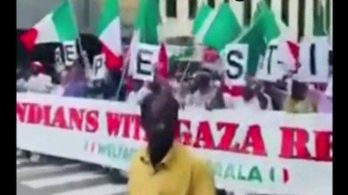 Sejumlah warga India melakukan aksi solidaritas bela Palestina, tetapi mereka salah membawa bendera Italia