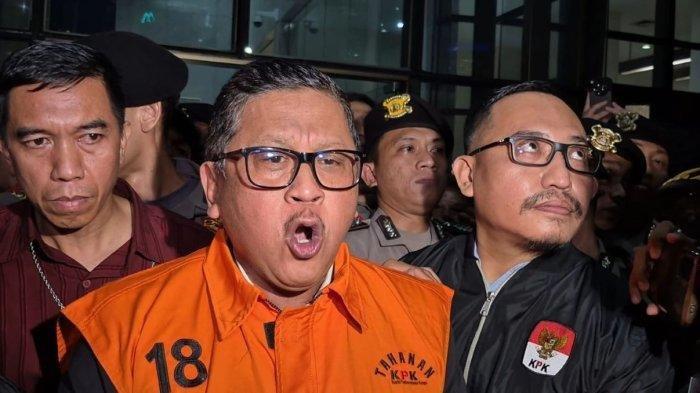 KPK TAHAN HASTO - Sekjen PDIP Hasto Kristiyanto digiring penyidik dan dikawal polisi ke mobil tahanan di depan Gedung KPK, Jakarta, Kamis (20/2/2025). KPK menahan Hasto untuk 20 hari pertama hingga 11 Maret 2025, di Rutan KPK Klas I Jakarta Timur, atas kasus suap PAW Caleg PDIP Harun Masiku dan perintangan penyidikan.