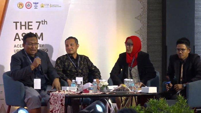 JADI PEMBICARA – (dari kiri) dr Amriansyah Miga SpB, dr Said Fuadi MKed SpB dan dr Ike Yoganita Bangun SpB menjadi pembicara dalam symposium The 7th Aceh Surgery Update Meeting (ASUM), yang digelar di Banda Aceh, Sabtu (5/7/2025). Symposium tersebut pandu oleh moderator dr Nanda Subhan SpB.