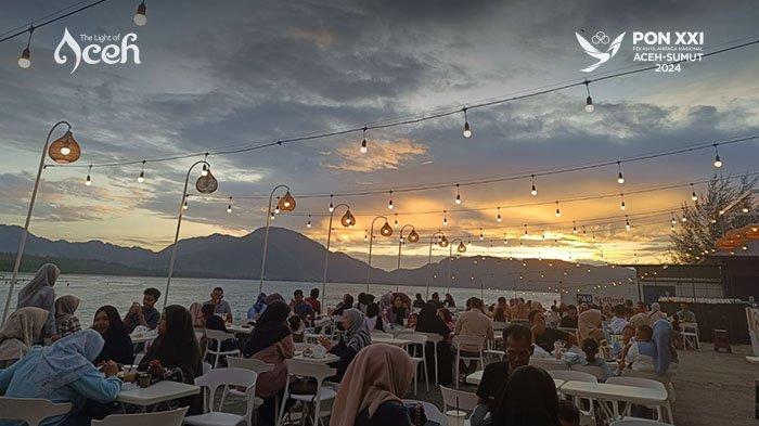 Para pengunjung menikmati kopi di dermaga Pantai Ulee Lheue Banda Aceh, Senin (23/9/2024).