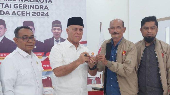 Shabela Abubakar mendapat Kartu Tanda Anggota atau KTA Gerindra saat mendaftar sebagai Balon Bupati Aceh Tengah dari partai ke Getindra Aceh di Banda Aceh, Jumat (24/5/2024)