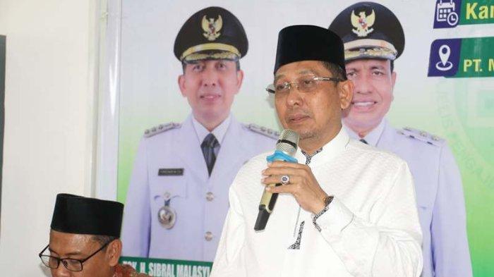 BERI ARAHAN - Bupati Pidie Jaya, H Sibral Malasyi MA SSos, memberi arahan kepada Ketua Tastafi Pidie Jaya terpilih, Waled Munir Kiran dalam Muswil IV di Aula Dealer Maar Motor, Meureudu, Kamis (10/4/2025) sore.
