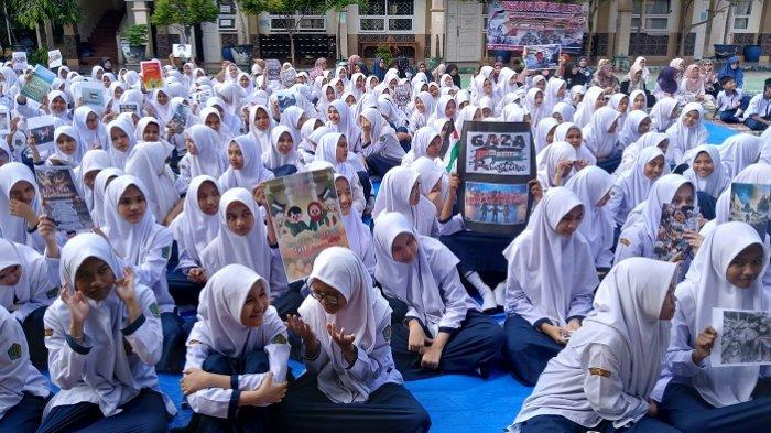 Siswa-siswa MTsN 1 Model Banda Aceh melaksanakan kegiatan doa bersama untuk Rafah, Palestina dihalaman sekolah setempat, Selasa (4/6/2024).