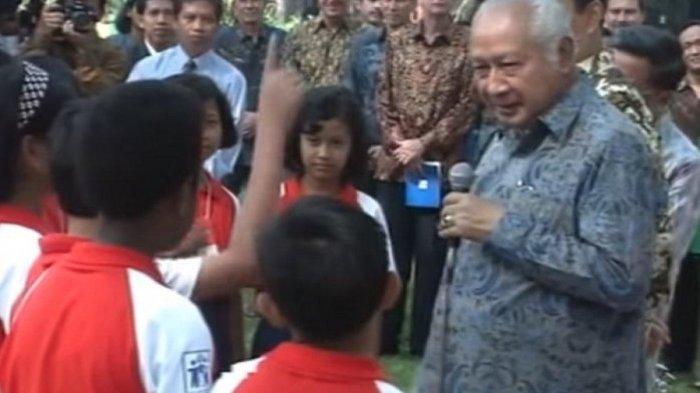 Soeharto saat temu wicara pada Hari Anak Nasional di Istana Negara pada 1994 silam. (YouTube)