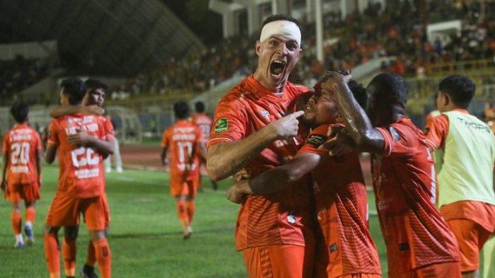 Striker Persiraja Banda Aceh, Ricardo Pires melakukan selebrasi bersama rekan setimnya usai mencetak gol ke gawang Sriwijaya FC dalam lanjutan Liga 2 2023/2024, Minggu (17/9/2023) malam, di Stadion Harapan Bangsa Banda Aceh.