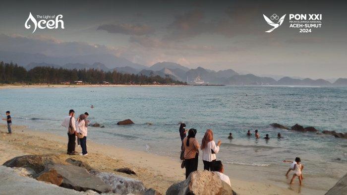 Suasana pantai lampuuk menjelang terbenamnya matahari yang masih ramai pengunjung. Pantai ini jadi tempat berburu sunset bagi kawula muda.