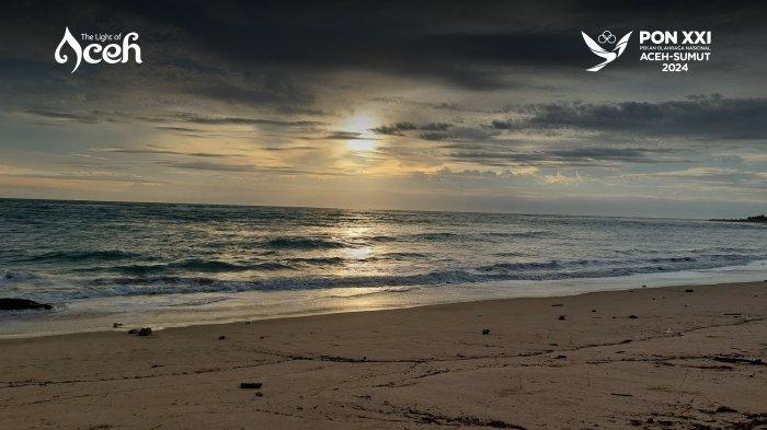 Suasana pantai lampuuk menjelang terbenamnya matahari. Pantai ini jadi tempat berburu sunset bagi kawula muda.