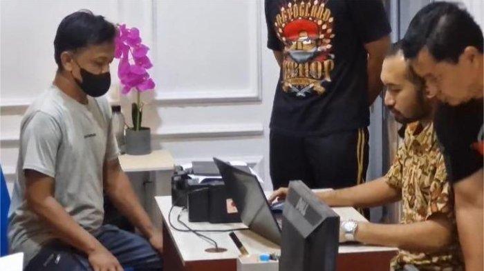 MENYERAHKAN DIRI - Sugito pelaku pembacokan mantan istrinya dan kakak ipar saat diperiksa petugas unit pidana umum Satreskrim Polres Ponorogo, Jumat (29/3/2025) malam.  Sugito pelaku pembacokan mantan istrinya yang bernama Sutiyem dan kakak iparnya yang bernama Nyomir menyerahkan diri ke Satreskrim Polres Ponorogo.