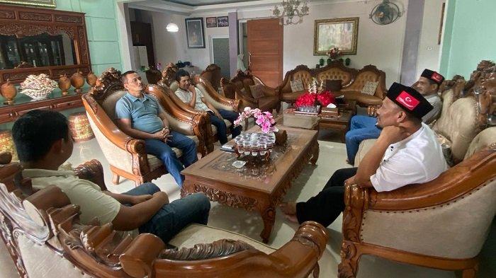Anggota DPD RI asal Aceh, Syech Fadhil Rahmi bersilaturrahmi dengan mantan Bupati Aceh Jaya dua periode yang saat ini menjadi Anggota DPRA, Azhar Abdurrahman.