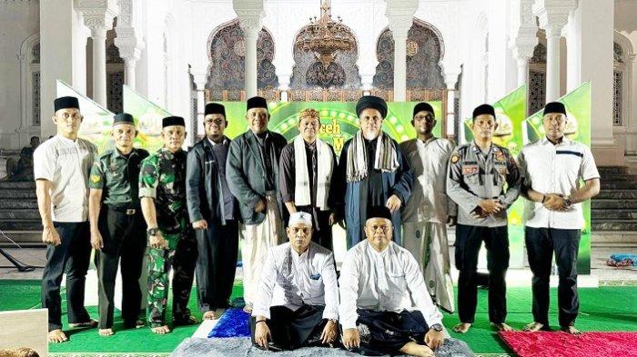Pimpinan Pondok Pesantren Al Aliyyah Sikamat, Syekh H. Soffan Halim dari Seremban, Negeri Sembilan, Malaysia datang khusus dalam acara zikir bersama yang bertajuk 