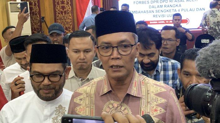 TA KHALID KETUA FORBES – TA Khalid memberikan keterangan kepada wartawan usai pertemuan antara Gubernur Aceh Muzakkir Manaf (Mualem) dengan seluruh anggota DPR dan DPD RI asal Aceh di Restoran Pendopo Gubernur Aceh, Jumat malam (13/6/2025).