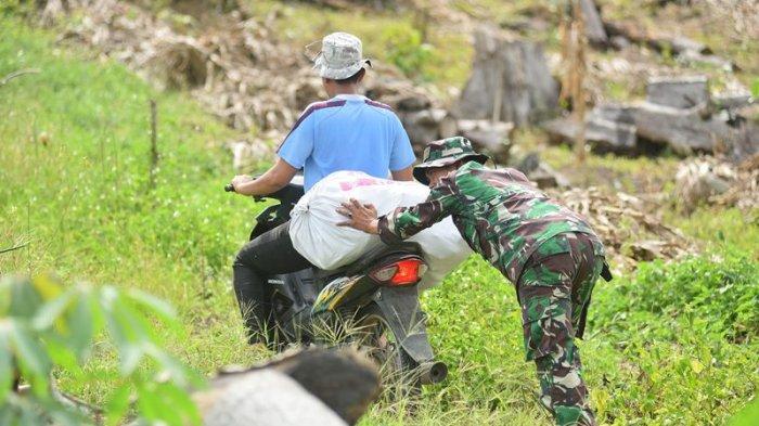 BANTU ANGKUT JAGUNG - Anggota Satgas Tentara Manunggal Membangun Desa atau TMMD ke-123 Kodim 0111/Bireuen saat ini sedang melaksanakan berbagai kegiatan fisik dan nonfisik. TMMD kali ini berlangsung di Desa Hagu, Kecamatan Peudada, Kabupaten Bireuen. Namun, disela-sela kesibukan melakukan pengabdian pokok berupa kegiatan fisik dan nonfisik TMMD itu, para personel TNI-AD ini juga ikut membantu petani setempat angkut hasil panen jagung.