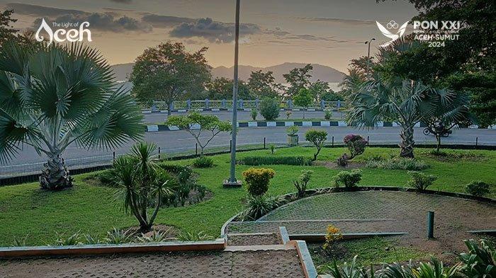 Pemandangan indah dari Taman I Love Sabang dengan latar belakang jalan yang sepi dan langit senja berwarna keemasan di Kota Sabang.