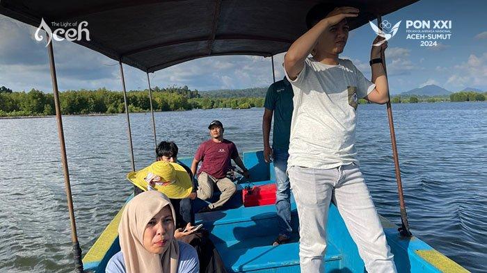 Wisatawan naik boat menyusuri kawasan hutan bakau Taman Mangrove Aceh Jaya di Gampong Sayeung, Kecamatan Setia Bakti, Kabupaten Aceh Jaya.