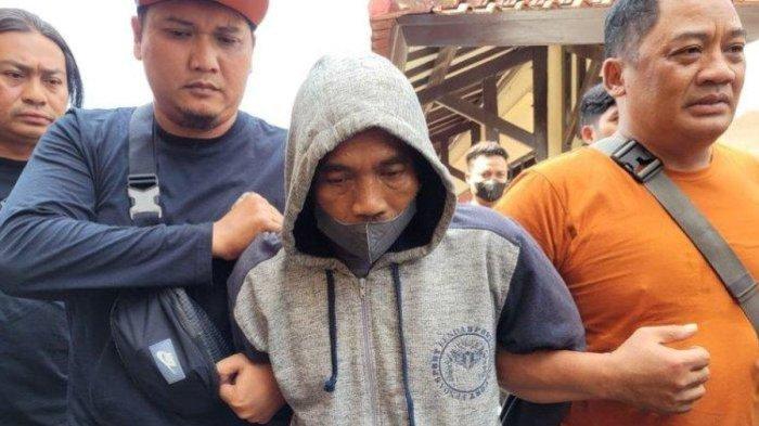 Tampang Rudianto alias R (pakai penutup kepala) saat digelandang ke Satreskrim Polresta Banyumas, Jawa Tengah, Senin (26/6/2023). Rudi melakukan inses dengan anak kandungnya. 7 bayi hasil hubungan terlarang ia bunuh.