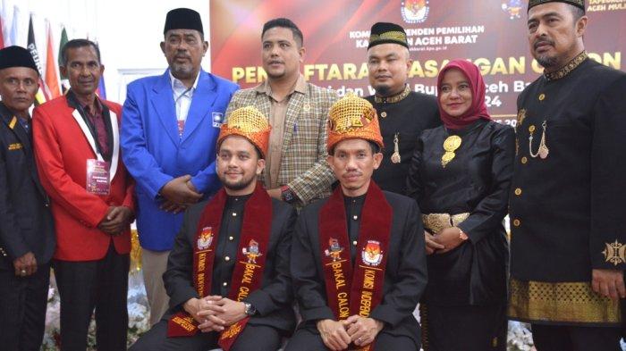 Pasangan Tarmizi SP dan Said Fadheil saat mendaftar di KIP Aceh Barat, Kamis (29/8/2024).