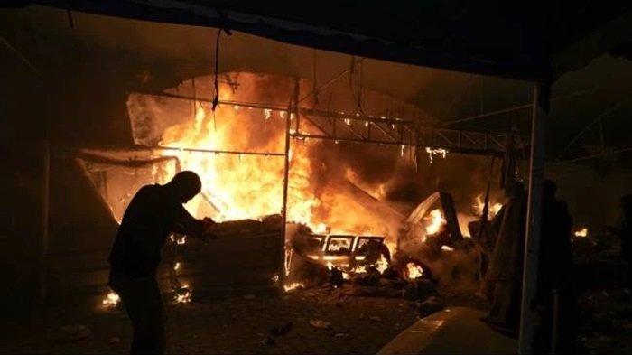 Warga Palestina berada dalam kebakaran akibat serangan Israel terhadap area tenda di halaman rumah sakit Al Aqsa Martyrs di Deir al Balah, Jalur Gaza, Senin, 14 Oktober 2024.