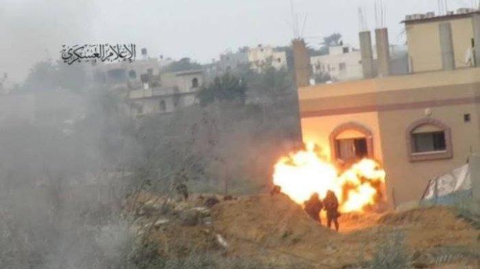 Tangkapan layar yang menunjukkan tentara Israel (IDF) terkena ledakan yang diluncurkan milisi perlawanan Palestina di Gaza.4 Tentara Israel atau IDF tewas usai diledakkan oleh Al-Qassam, korban termasuk cucu politisi zionis.