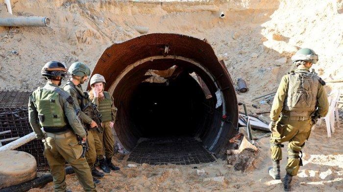 Tentara Israel pada 15 Desember 2023, berdiri di pintu masuk terowongan yang dilaporkan digunakan Hamas untuk menyerang Israel melalui penyeberangan perbatasan Erez pada 7 Oktober 2023. -- Hamas menembaki tentara Israel yang mendekati terowongan.