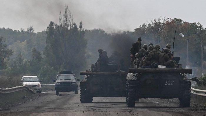 Tentara Ukraina duduk di kendaraan tempur infanteri saat mereka berkendara di dekat Izyum, Ukraina timur pada 16 September 2022, di tengah invasi Rusia ke Ukraina.