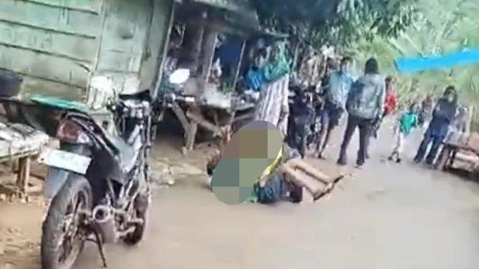 Video yang memperlihatkan dua orang nenek-nenek sedang berkelahi di pasar tardisional desa Masalili, Kecamatan Kontunaga, Kabupaten Muna, Sulawesi Tenggara.