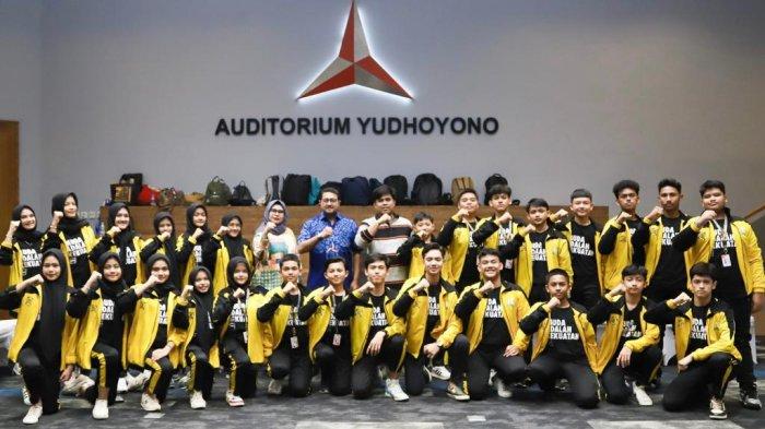 Sekjen Partai Demokrat Teuku Riefky Harsya berfoto dengan personel grup Marching Band Gita Handayani di Auditorium Yudhoyono, DPP Partai Demokrat, Rabu (20/9/2023).