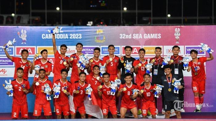Tim Indonesia merayakan podium setelah memenangkan pertandingan final sepak bola putra melawan Thailand pada Pesta Olahraga Asia Tenggara (SEA Games) ke-32 di Phnom Penh pada 16 Mei 2023.