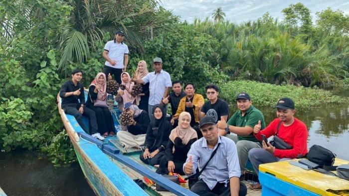 Tim Perencanaan Ekowisata Nipah saat meninjau lokasi wisata nipah di kawasan Lhok Bubon, Kecamatan Samatiga, Kabupaten Aceh Barat beberapa waktu yang lalu.