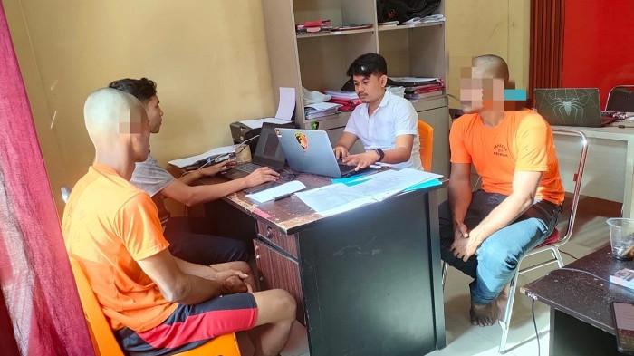 MINTA KETERANGAN: Tim penyidik Satreskrim Polres Pijay meminta keterangan dari kedua pelaku Judol Slot, Kamis (24/7/2025).