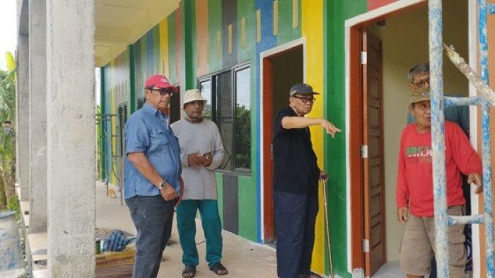 Rektor Unida, Prof Dr Syafei Ibrahim didampingi Wakil Rektor III, Dr Bustamam Ali dan Koordinator Kampus Alam Unida Lamteuba, Hamdani SPd,  Kamis (26/9/2024), meninjau persiapan ruang kuliah untuk mahasiswa baru tahun ajaran 2024/2025.
