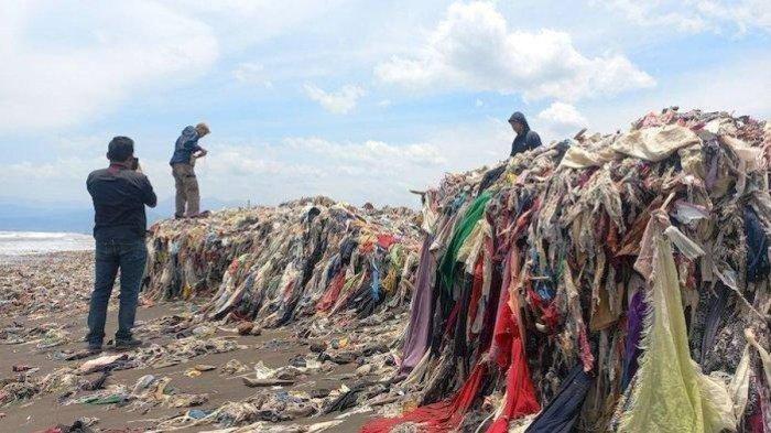 Tumpukan sampah di Pantai Loji, Sukabumi