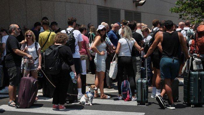 Turis berkumpul di luar hotel David Intercontinental di Tel Aviv, Selasa (17/6), menunggu untuk naik bus yang diselenggarakan oleh kedutaan besar Polandia di Israel dalam upaya membantu warganya kembali ke Polandia.
