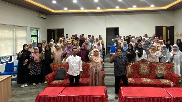 Perserta dan pemateri berfoto bersama pada Workshop Penerbitan Buku Karya Mahasiswa yang berlangsung di aula mini Fakultas Adab dan Humaniora UIN Ar-Raniry Banda Aceh, Sabtu (5/10/2024).