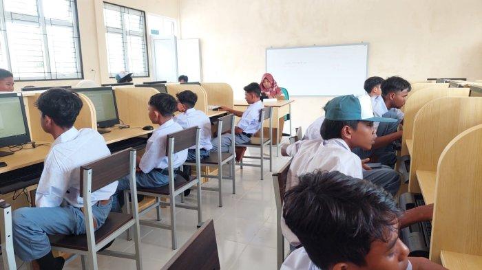 Siswa SMAN 3 Seulimeum mengikuti pre tes literasi numerasi dasar (LINUM) yang diadakan oleh Dinas Pendidikan Aceh secara serentak untuk jenjang SMA & SMK se Aceh pada Senin (22/7/2024).