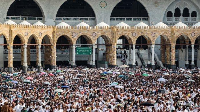 Foto umat Muslim berkumpul di sekitar Ka'bah, tempat suci umat Islam, di Masjidil Haram di kota suci Mekah Arab Saudi pada 4 Juni 2024 saat jamaah tiba menjelang ibadah haji tahunan.