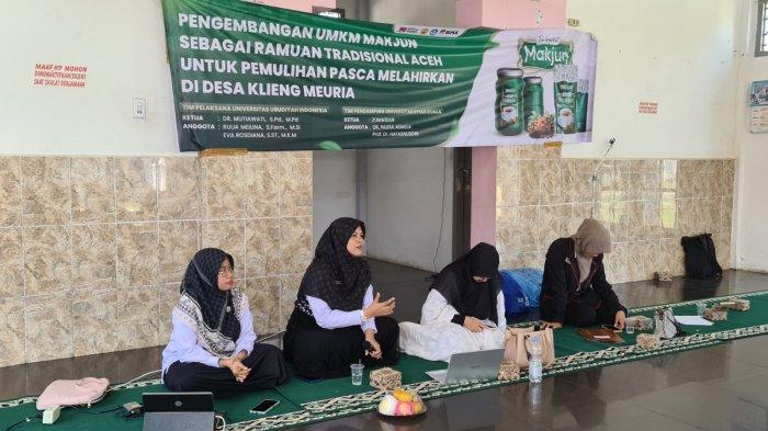 Tim Kosabangsan UUI memberikan memberikan penyuluhan mengenai manfaat Teh Makjun, bahan-bahan alami yang digunakan, serta kandungan dan manfaatnya bagi kesehatan kepada masyarakat Desa Klieng Meuria, Sabtu (26/10/2024).