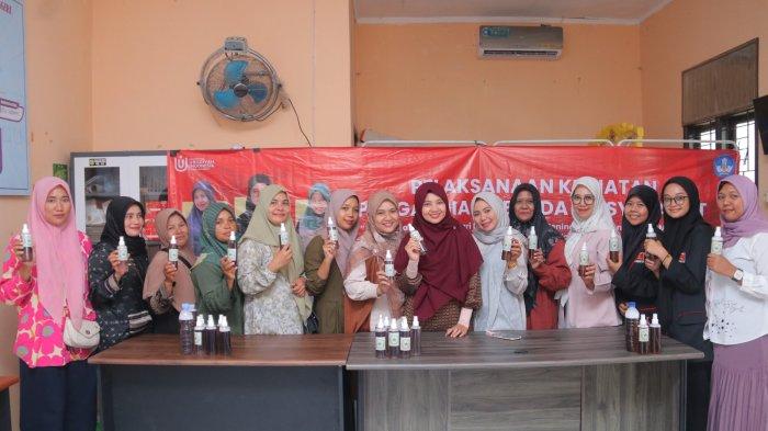 MWarga Desa Lampulo menunjukkan produk sabun herbal berbahan dasar daun sirih yang telah diracik bersama tim dosen UUI di Desa Lampulo, Banda Aceh, Rabu (16/10/2024).
