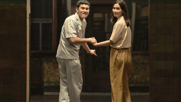 Vino G Bastian dan Marsha Timothy dalam film 2nd Miracle In Cell No. 7.