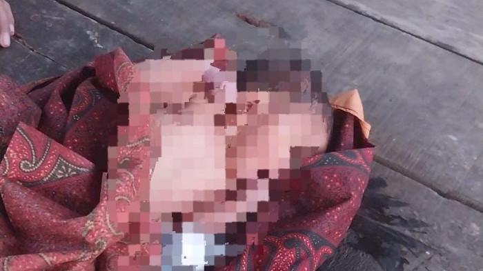 GENDONG BAYI: Wakapolres Lhokseumawe Kompol Salmidin, menggendong bayi yang ditemukan guru SD yang telah dibawab ke Puskesmas Syamtalira Bayu, Kabupaten Aceh Utara, Rabu (23/7/2025). Dok Polres Lhokseumawe